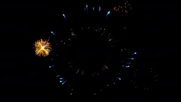 ホリデー花火と火花色の煙と黒い空の明るい星雲 — ストック動画