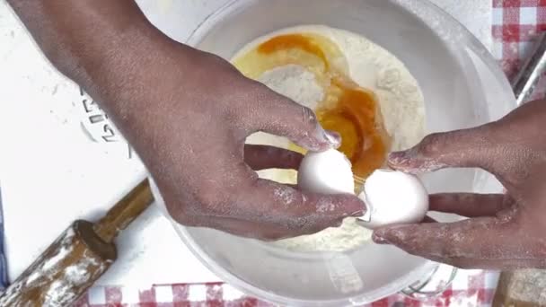 Σπίτι Αρτοποιείο Κορίτσι Ζυμώνει Χέρια Της Διαδικασία Παρασκευής Και Χτυπήματος — Αρχείο Βίντεο