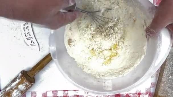 Κοπέλα Φτιάχνει Ζύμη Ανακατεύει Αυγά Στο Αλεύρι Χρησιμοποιώντας Ένα Σύρμα — Αρχείο Βίντεο
