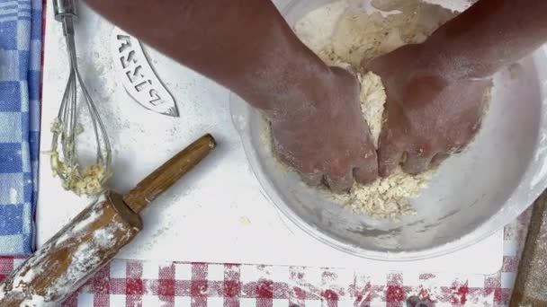 Fırını Kız Elleriyle Hamur Yoğuruyor Donut Fırını Yapma Çırpma Işlemi — Stok video