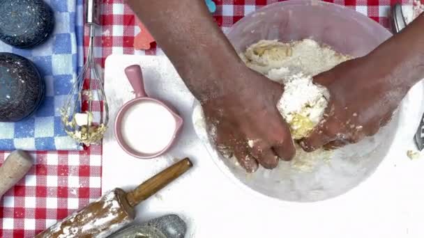 Σπίτι Αρτοποιείο Κορίτσι Ζυμώνει Χέρια Της Διαδικασία Παρασκευής Και Ανάδευσης — Αρχείο Βίντεο