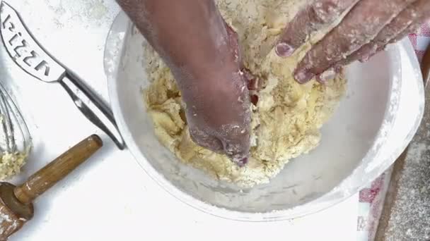 Thuis Bakkerij Meisje Kneedt Het Deeg Met Haar Handen Proces — Stockvideo