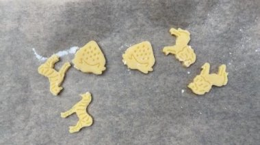  Ev mutfağı. Kurabiye yapma süreci. Ev mutfağı. Ev yapımı tart sepeti kekleri.