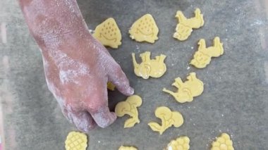Kurabiye yapma süreci. Ev mutfağı. Ev yapımı tart sepeti kekleri.
