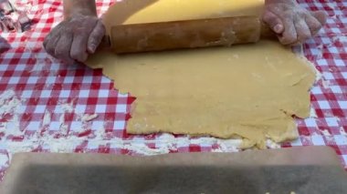 Ev mutfağı. Kurabiye yapma süreci. Ev mutfağı. Ev yapımı tart sepeti kekleri. 