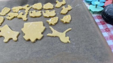 Ev mutfağı. Kurabiye yapma süreci. Ev mutfağı. Ev yapımı tart sepeti kekleri. 