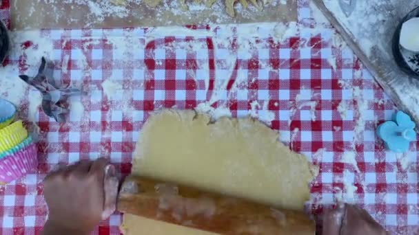 Fille Roulant Pâte Avec Rouleau Pâtisserie Sur Table — Video