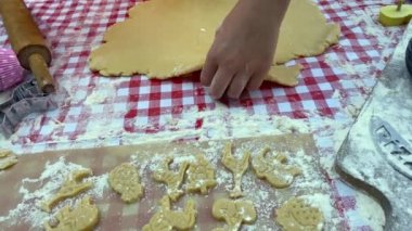 Masada merdaneyle hamuru yuvarlayan kız 