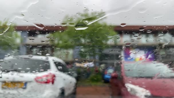 Enfoque Selectivo Gotas Lluvia Parabrisas Coches Tráfico Ciudad Malas Condiciones — Vídeo de stock