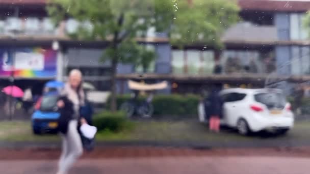 選択的な焦点 フロントガラスに雨の滴 悪天候下で市内の交通車 車内から外への眺め — ストック動画