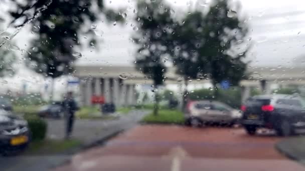 Вибірковий Фокус Краплі Дощу Лобовому Склі Автомобілі Місті Поганих Погодних — стокове відео