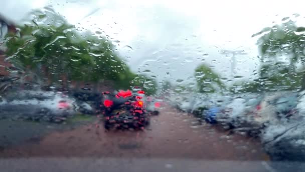 Selective Focus Drops Raine Windshield 날씨가 도시의 내부에서 외부로 바라봄 — 비디오
