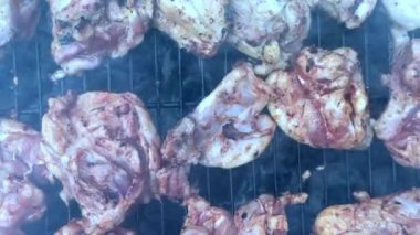  Tavuk eti ızgara yapılır. Açık hava ızgarası. Üst Görünüm