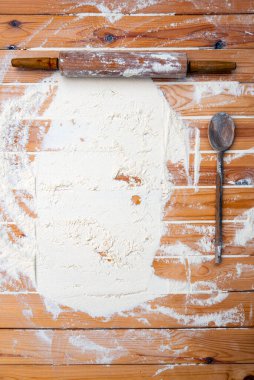 Un ahşap masaya saçılmış. Masa yüzeyinde un var. Pişirme arkaplanı 