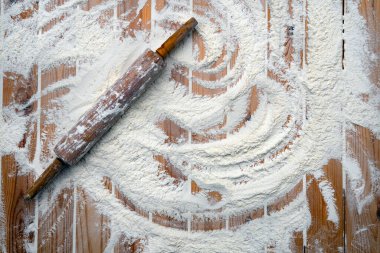 Ahşap masa üzerinde un, fırın arka plan, üst manzara, metin için kopyalama alanı. Hamuru yoğurmak.