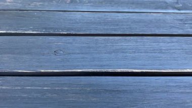 Çatlak ve lekeli eski ahşap döşeme dokusu. Ahşap masa üstünün soyut arkaplanı