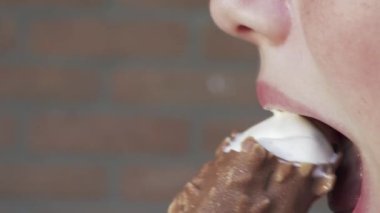 Seçici odaklanma. Dondurma yiyen kız. Çikolata aromalı beyaz kız.