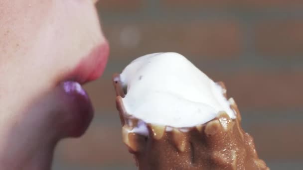 Enfoque Selectivo Chica Comiendo Helado Caucásico Chica Con Chocolate Delicadeza — Vídeo de stock