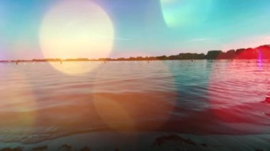 Sunset 'te sahilde koşan mutlu kızın silueti. Yavaş Hareket