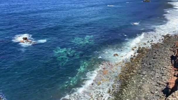 Djupt Blå Havet Med Vågor Krascha Och Skumma Mot Stenar — Stockvideo