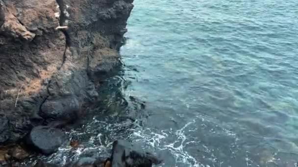 Deep Blue Sea Waves Crashing Frothing Rocks — Stock Video