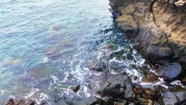 Vacker Utsikt Över Blå Havet Djupt Blå Havet Med Vågor — Stockvideo