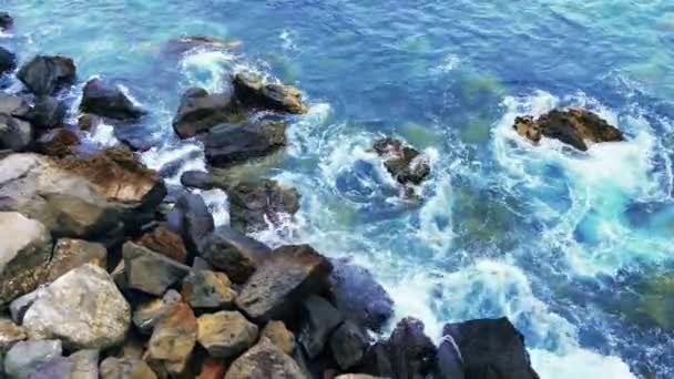 青い海の美しい景色 波が砕け岩に打ち寄せる深い青い海 — ストック動画