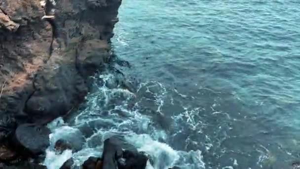 Mavi Okyanusun Güzel Manzarası Dalgaların Kayalara Çarpıp Köpürdüğü Derin Mavi — Stok video