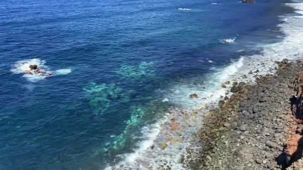 青い海の美しい景色 波が砕け岩に打ち寄せる深い青い海 — ストック動画