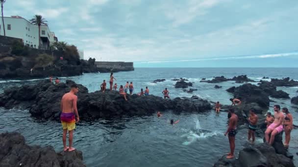 Grupa Ludzi Pływa Wzburzonym Morzu Pobliżu Przybrzeżnych Skał Ekstremalne Pływanie — Wideo stockowe
