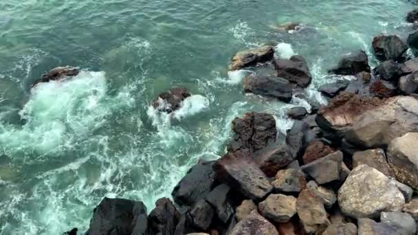 Ocean Waves Swirling Crashing Covering Rocks Waves Break Rocks Blue — Stock Video