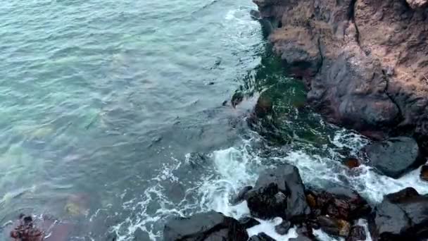 Havsvågor Virvlar Och Kraschar Och Täcker Stenar Vågor Bryter Stenar — Stockvideo