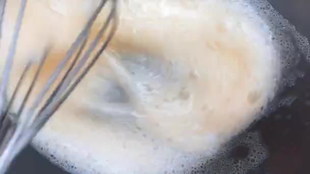 Zamknij Kucharz Whisks Świeże Surowe Naturalne Jajko Misce — Wideo stockowe