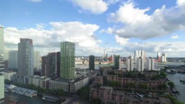 Rotterdam şehrinin güzel ve dramatik panoramik bir zaman çizelgesi muhteşem dramatik bulutlarla gökyüzü.