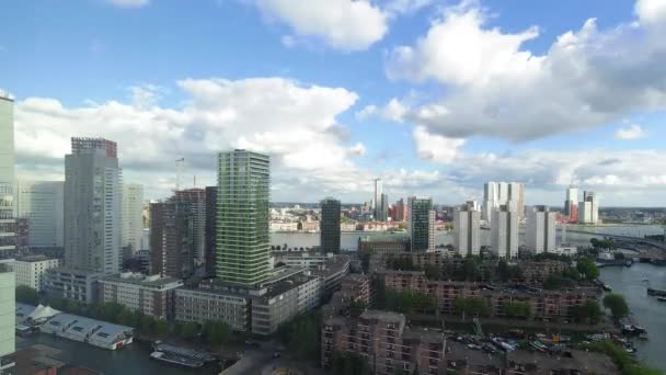 Kaunis Dramaattinen Panoraamanäkymä Rotterdamin Kaupungin Taivaanrantaan Upeilla Dramaattisilla Pilvillä — kuvapankkivideo