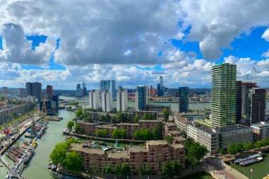 Rotterdam şehrinin siluetinin güzel ve dramatik bir panoramik çekimi 