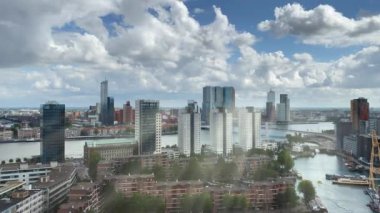 Rotterdam şehrinin güzel ve dramatik bir panoramik görüntüsü. Güneş ışınları ve muhteşem dramatik bulutlarla gökyüzü.