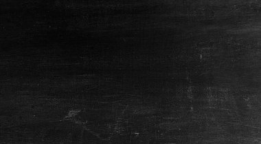 Soyut arkaplan. Eski püskü, siyah yemek tepsisindeki buğday unu lekeleri. Karatahtanın en üst görüntüsü. Pişirme konsepti, hamur veya hamur işi.