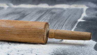 Yuvarlanan iğne desenli buğday unlu siyah bord. Metin için boş alan. Üst Görünüm