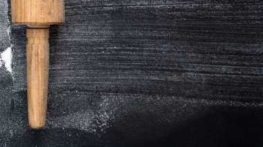 Yuvarlanan iğne desenli buğday unlu siyah bord. Metin için boş alan. Üst Görünüm