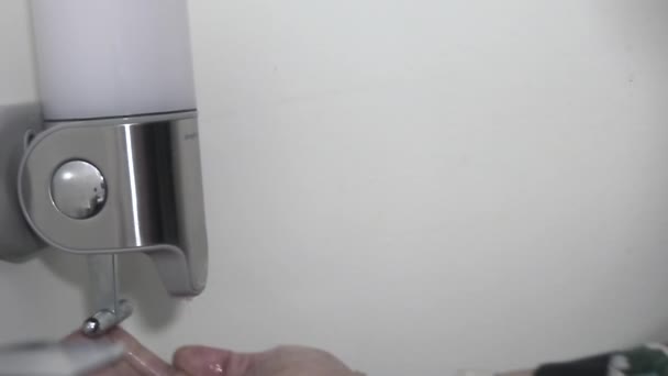 Mulher Usar Sabão Lavar Mãos Sob Torneira Água — Vídeo de Stock