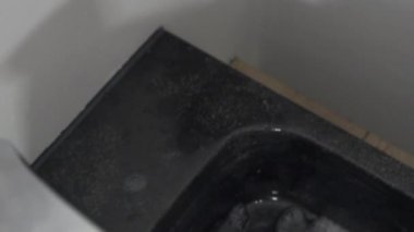 Kadınlar musluğun altında sabun ve ellerini yıkarlar.