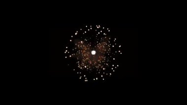 Gece gökyüzünde Bokeh ışıkları ve gerçek renkli havai fişeklerin soyut bulanıklığı. Mutlu Noeller ve mutlu yeni yıl kutlamaları