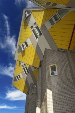 Rotterdam Hollanda - 06.09.2025. Hollanda Rotterdam 'daki eşsiz sarı eğimli Küp Evlerini çarpıcı modern mimari tasarımı ile keşfeden turistler