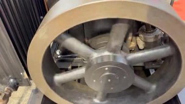 Hareket halindeki bir motorun videosunu kapat. Endüstriyel güç ve mühendislik kavramı. Teknoloji ve üretim temaları için mükemmel.