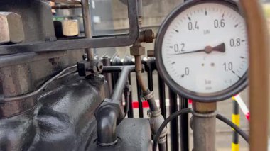 Hareket halindeki bir motorun videosunu kapat. Endüstriyel güç ve mühendislik kavramı. Teknoloji ve üretim temaları için mükemmel.