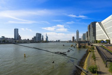 Rotterdam, Hollanda. 06 / 09 / 2025, metin için alanı olan modern şehir manzarası