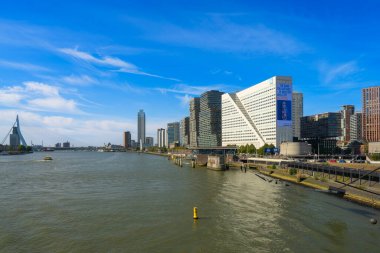 Rotterdam, Hollanda. 06 / 09 / 2025, metin için alanı olan modern şehir manzarası