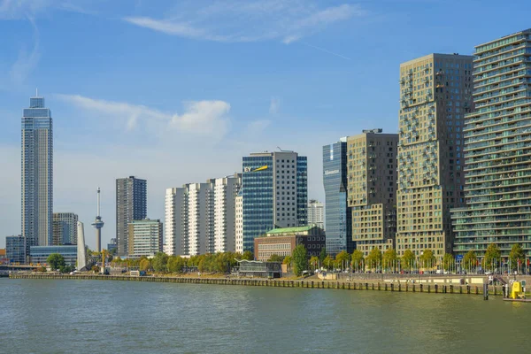 Rotterdam, Hollanda. 06 / 09 / 2025, metin için alanı olan modern şehir manzarası