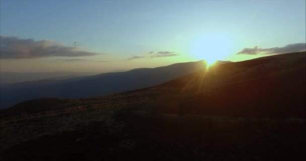 Voo sobre as montanhas contra o sol — Vídeo de Stock